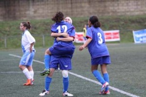 María y Ainhoa. Se abrazan tras el gol marcado por esta última