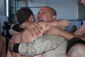 Forneri se abraza efusivamente con un jugador del Portmany el día que ganó la Preferente en Can Misses frente al Isleño B (Foto: Fco. Natera).