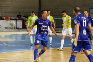 Carlos Anós celebra el segundo gol de Peñíscola