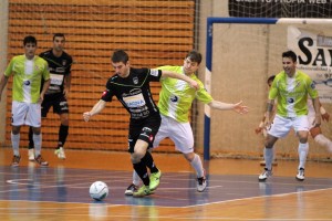 Vega trata de quitar el balón a un rival