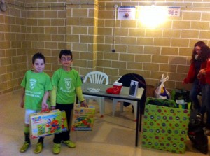 Dos niños de la cantera del Hospital de Llevant entregan regalos
