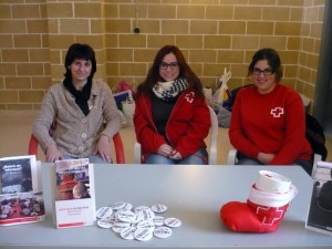 Representantes de la Cruz Roja recogiendo juguetes