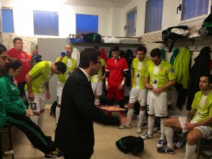 Tomás de Dios dando las últimas instrucciones antes del partido en Peñíscola 1