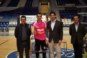 Rubén recibe el trofeo de campeón de manos de Fernando Gilet