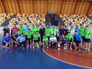 Tomás de Dios y la plantilla con un grupo de entrenadores del clínic en Almaraz