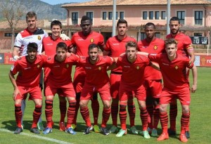 El central andaluz es el tercero por la izquierda de los jugadores que están de pie en la alineación del Mallorca B.