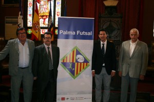 Miquel Bestard y Damià Vich con el nuevo escudo del club 3