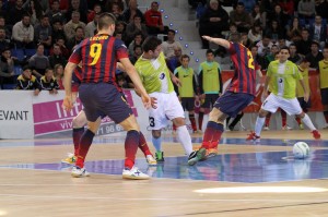 Taffy ante tres jugadores del Barcelona