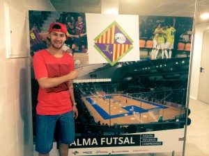 Paradynski conociendo el nuevo vestuario del Palma Futsal en Son Moix