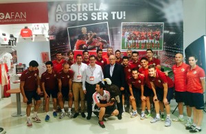 El Palma Futsal en las instalaciones del Benfica posa con el águila del club luso 2