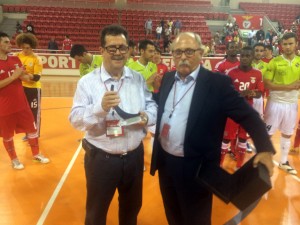 Miquel Jaume recibe el trofeo de campeón de manos del vicepresidente del Benficaomingos Almeida