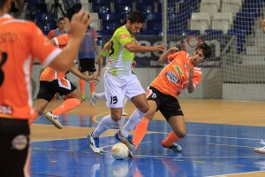 Taffy trata de marcharse de varios jugadores rivales