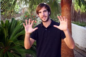 Carlos Barrón posa como si parase un doble penalti 2 -horizontal-