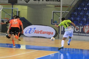 Disparo de Taffy que supuso el primer gol del partido
