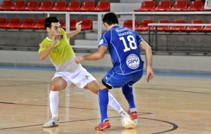 Sergio trata de quitarle el balón a Gonzalo