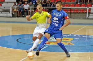 Vadillo lucha por el esférico con un rival en una acción del partido