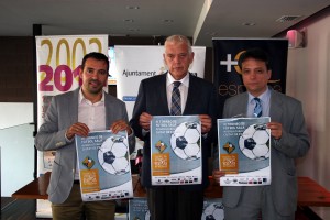José Tiradoablo Blanco con el cartel del torneo 1