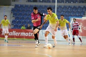 Joao trata de marcharse de un jugador de Jaén