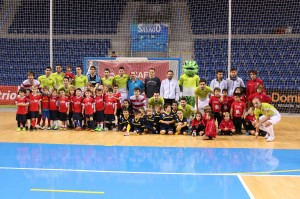 Los jugadores posan con los niños de la escoleta del Viva Sport, filial del Palma Futsal, que realizaron una exhibición