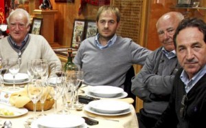 Carlos Sureda, en el centro de la imagen, junto a Manolo Aragón, Toni Planas, ‘Tatxa’, y Damià Amer durante una comida del club en la sala de trofeos de Son Moix.