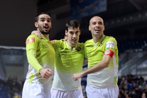 Chicho, Sergio y Vadillo celebran el cuarto gol del equipo