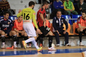 Chicho presiona a un rival en el partido ante el Zaragoza