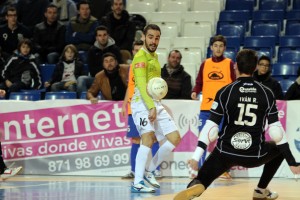 Chicho remata ante Iván en la acción del primer gol.