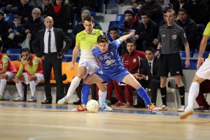 Sergio pelea por hacerse con el balón en una acción del partido