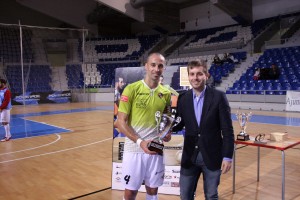 Andreu Villalonga entrega el trofeo de subcampeón a Vadillo