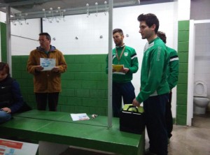 Ayer dos de nuestros entrenadores hicieron una charla sobre primeros auxilios y uso de desfribilador