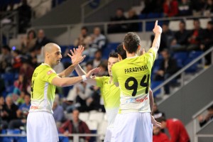 Celebración del gol de Paradynski segundo de los locales
