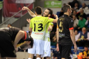 Celebración del gol de Taffyero de los locales