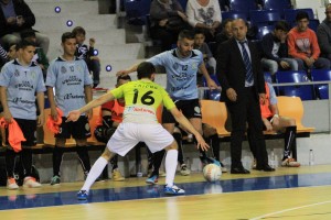 Chicho presiona a un rival