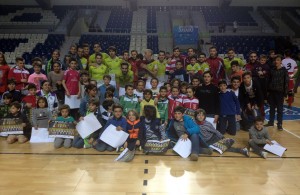 El Palma Futsal con niños a la finalización del partido 2