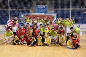 El Palma Futsal posa con los niños de las escoletas del Son Ferrer y Viva Sport