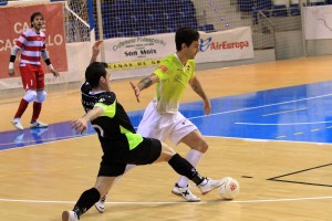 Joao deja atrás a un rival en un momento del partido