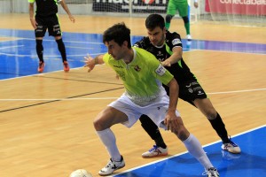 Joao protege el balón ante un rival