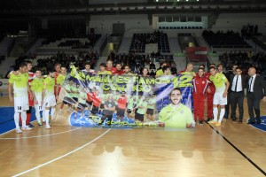 La plantilla posa con una pancarta de ánimo a su compañero Manu