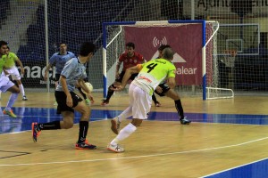 Vadillo inicia una acción ofensiva