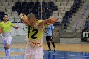 Vadillo muestra la camiseta de Manu en la celebración