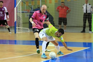 Burrito y José López en una acción del partido