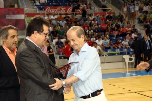 Miquel Jaume entrega una placa a José María García, fundador del Inter Movistar