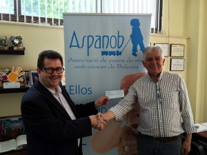 Miquel Jaume hace entrega del cheque a Jaume Coll, de ASPANOB 1