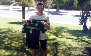 Colacha, internacional Sub 18, con la camiseta de España - horizontal -