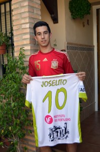 Joselito posa con las camisetas de España y del Palma Futsal en su casa de San Fernando 1 - vertical-