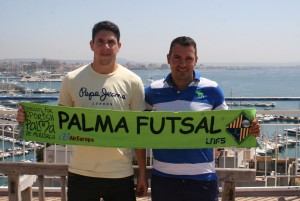 Pizarro y José Tirado en la terraza del Hotel Amic Horizonte 2