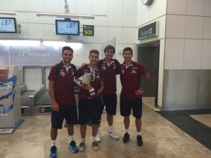 Chicho, Sergio, Barrón y Joao con el trofeo conquistado en Segovia