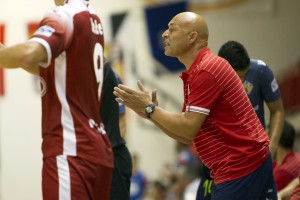 Juanito dando instrucciones desde el banquillo