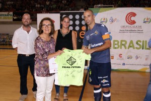 Vadillo entrega una camiseta a la presidenta de la asociación Prometeo, Ascensión Méndez