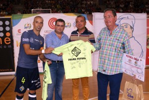 Vadillo hace entrega de una camiseta al presidente de la asociación Aidemar, Francisco Javier García